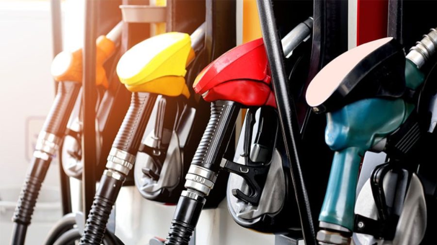 Prețul carburanților „joacă”. ANRE anunță cât va costa marți litrul de benzină