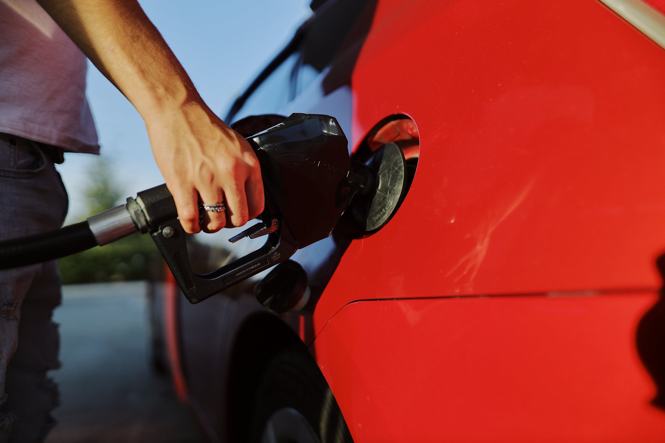 Noi prețuri la carburanți: Benzina se scumpește, iar motorina se ieftinește