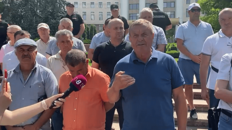 VIDEO Agricultorii, mesaj din fața Parlamentului: „A ajuns cuțitul la os”