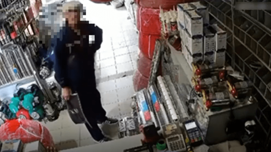 VIDEO Fără nicio remușcare! Momentul în care un bărbat fură bani dintr-un magazin