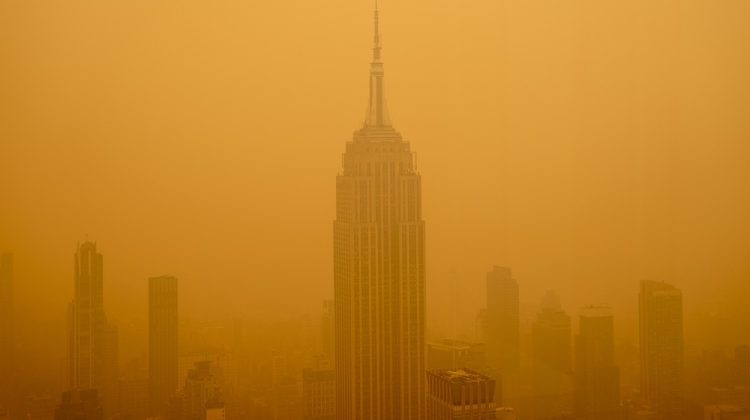 Poluarea atinge valori record la New York din cauza incendiilor. Condițiile se înrăutățesc