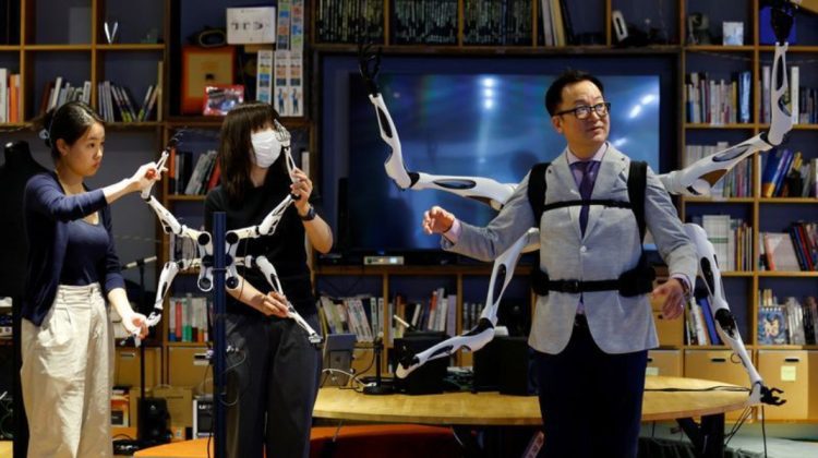 VIDEO O echipă de cercetători japonezi a dezvoltat braţe robotice pentru a „stimula creativitatea”