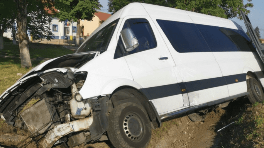 FOTO Un microbuz cu pasageri, care venea din Germania, s-a răsturnat în România. Copil de 3 ani – transportat la spital