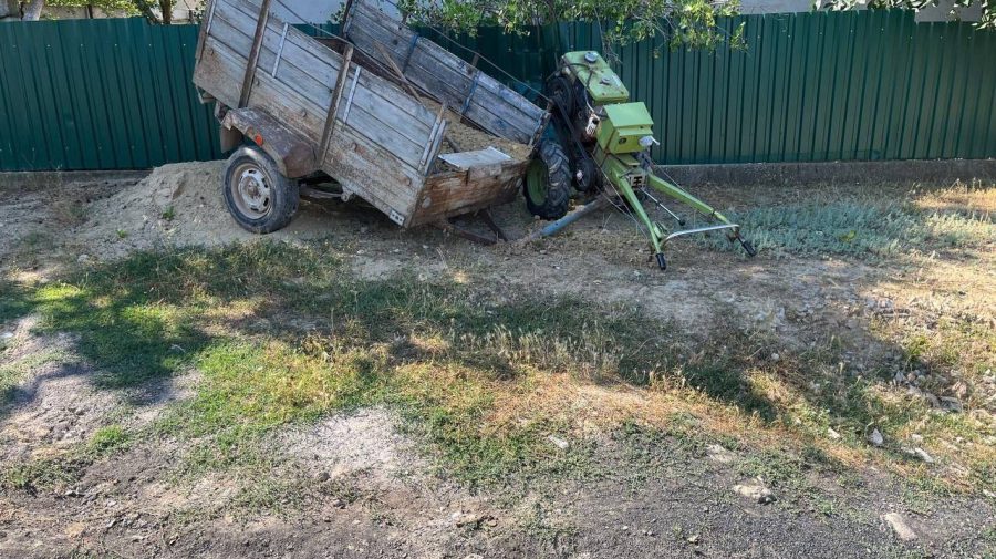 FOTO Accident cumplit la Vulcănești! Un bărbat a fost strivit de remorca unui motocultor
