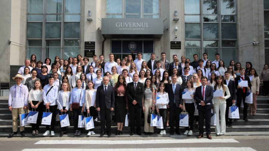 FOTO România a premiat 78 de elevi olimpici din Republica Moldova. Cu ce premii s-au ales școlarii