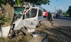 VIDEO Accident grav în stânga Nistrului: Un microbuz a ajuns în copac