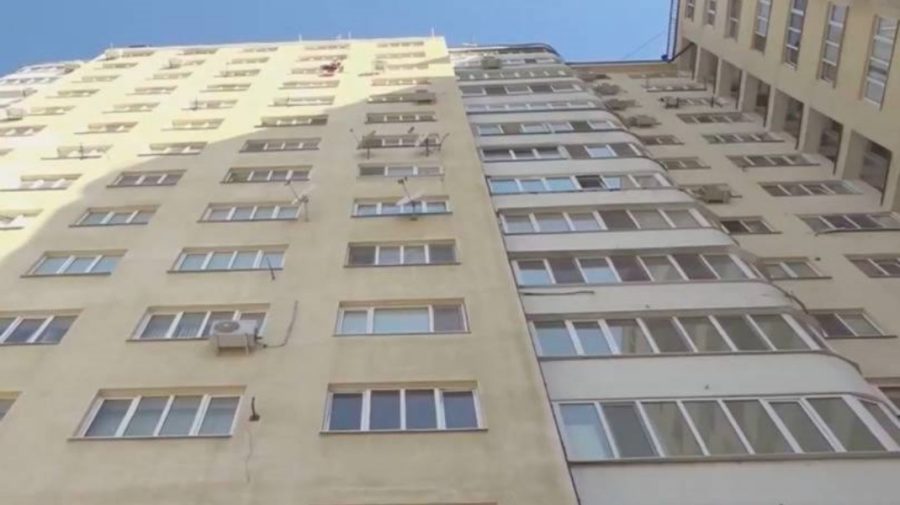 O fetiță de 2 ani a căzut seara de la etaj în centrul Capitalei. Medicii luptă să-i salveze viața!