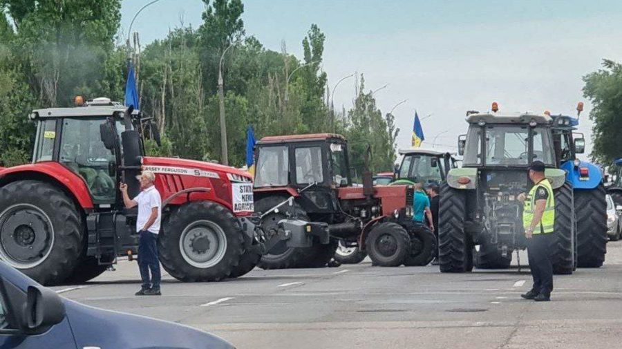 IMAGINI Tehnică agricolă la ieșirea/intrarea în capitală! Slusari: Va fi creat coridor verde pentru a ajunge în Centru