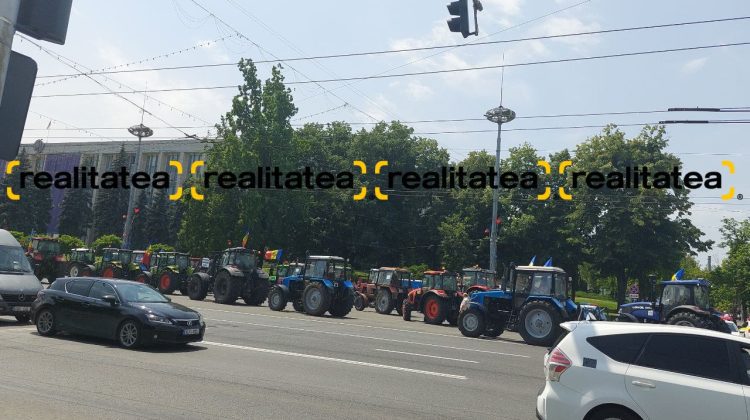 FOTO, VIDEO Bubuie centrul Chișinăului! Agricultorii și-au adus „dinozaurii” sub ferestrele Guvernului