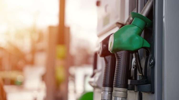 Ultima zi a săptămânii ne aduce noi scumpiri! Cât costă astăzi benzina și motorina