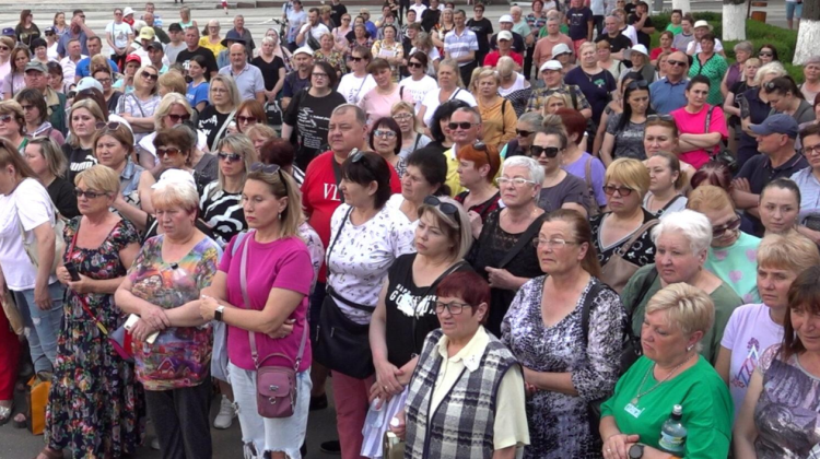 VIDEO ”Nu ai cui te plânge, toți te alungă” – Comercianții din Bălți au protestat împotriva interzicerii patentelor