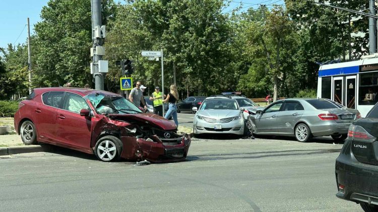 VIDEO Lexus, Mercedes, Lincoln – implicate în accidentul de la Botanica. Vezi momentul impactului