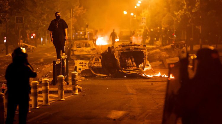 VIDEO Protestele violente continuă în Franța, după ce un polițist a ucis un adolescent. 421 de persoane, arestate