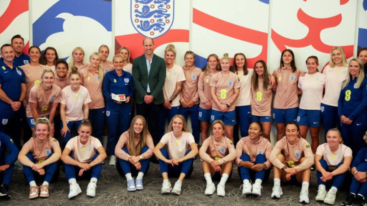 FOTO Surpriză de zile mari! Prinţul William a vizitat selecţionata de fotbal feminin a Angliei