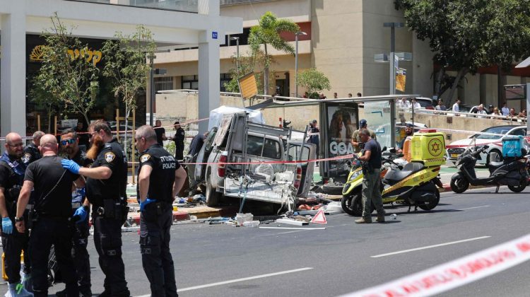 VIDEO Teroare în Tel-Aviv. Un bărbat a intrat cu mașina în mulțime, după care a înjunghiat un trecător
