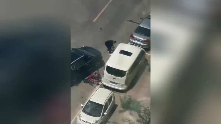 VIDEO 18+ Un bărbat din China dă cu mașina peste soția sa de mai multe ori în plină zi! Pare a fi o legendă, dar nu e