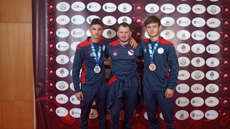 FOTO Doi sportivi din Moldova au obținut argintul și bronzul la un campionat de lupte libere din Spania