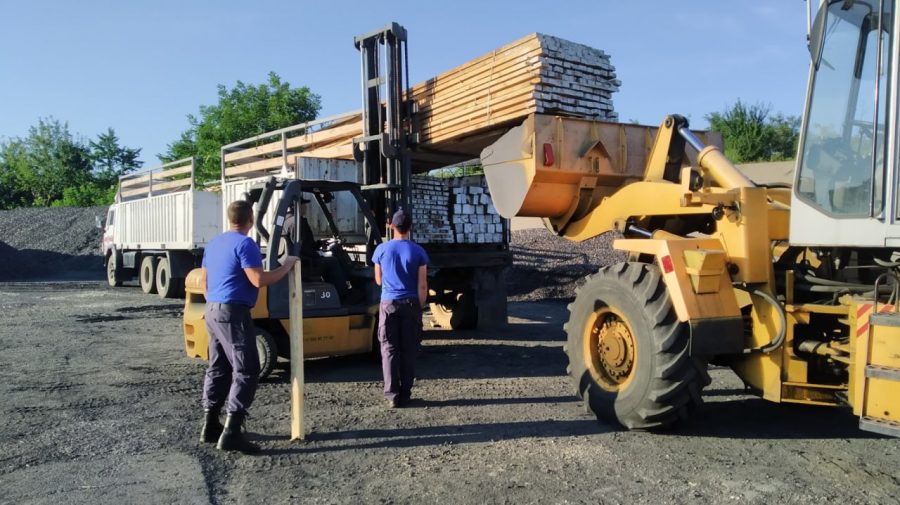 FOTO Autoritățile se țin de promisiuni! Transportă materiale de construcție în raionele afectate de intemperii