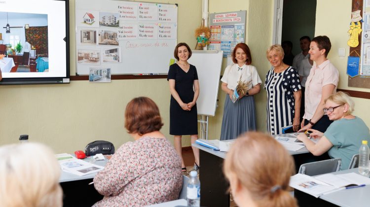 FOTO Maia Sandu a vizitat o localitate din Taraclia. Le-a vorbit sătenilor despre planurile guvernării