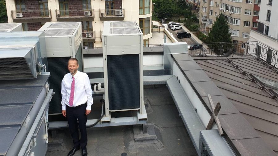 FOTO Șeful delegației UE ironizează ambasada rusă de pe acoperiș: Antene nu avem!