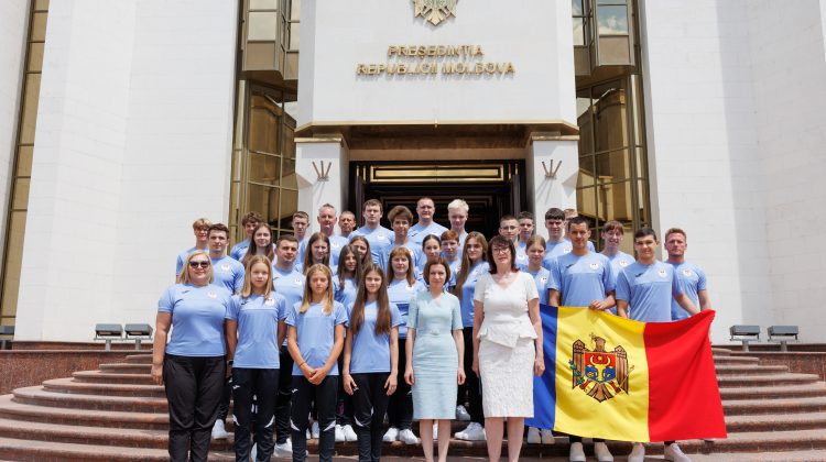Maia Sandu a transmis Drapelul de stat sportivilor care ne reprezintă la Festivalul Olimpic al Tineretului din Europa
