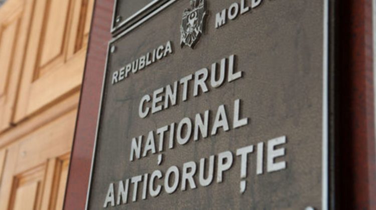Un avocat, încătușat de CNA! Ar fi cerut 6 000 de euro de la un moldovean. Pentru ce?