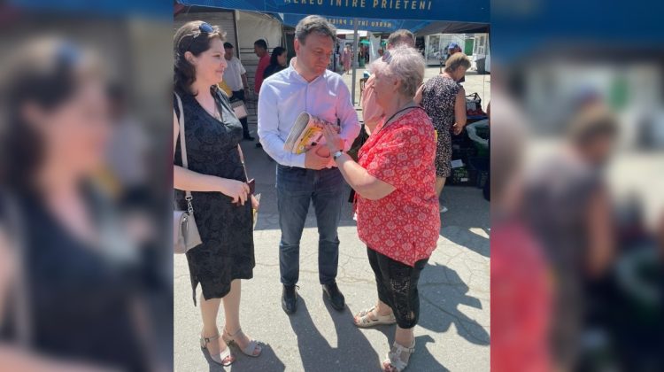 IMAGINEA ZILEI din politică! Dorin Recean, cu ziare și pliante de partid. PAS: „Premierul s-a alăturat campaniei”