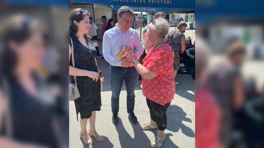 IMAGINEA ZILEI din politică! Dorin Recean, cu ziare și pliante de partid. PAS: „Premierul s-a alăturat campaniei”