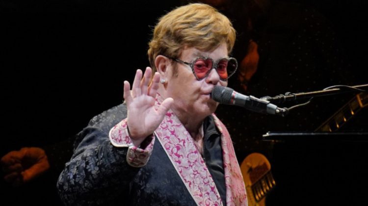 La două luni după ce și-a încheiat cariera, Elton John este internat. A căzut în propria locuință