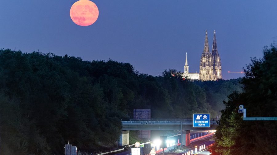 FOTO  Spectacol pe cer! Cum s-a văzut Super Luna din diferite colţuri ale lumii
