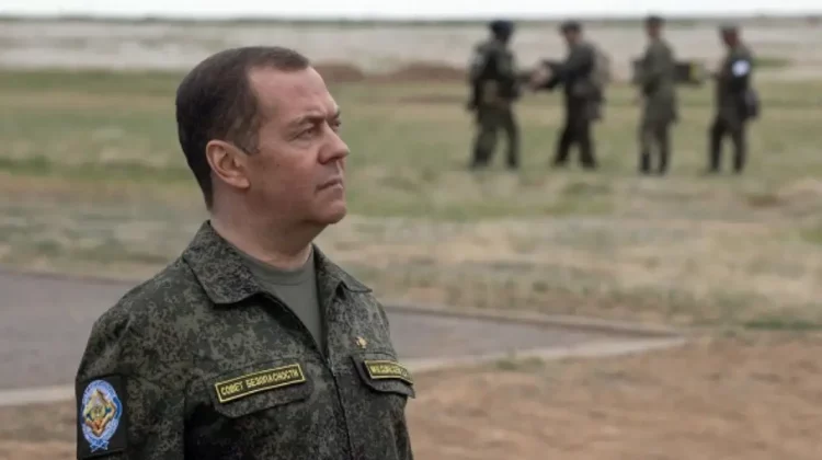 Medvedev a descris bomba nucleară ca o modalitate de a pune capăt rapid războiului. Poate mai bine un tratat de pace?