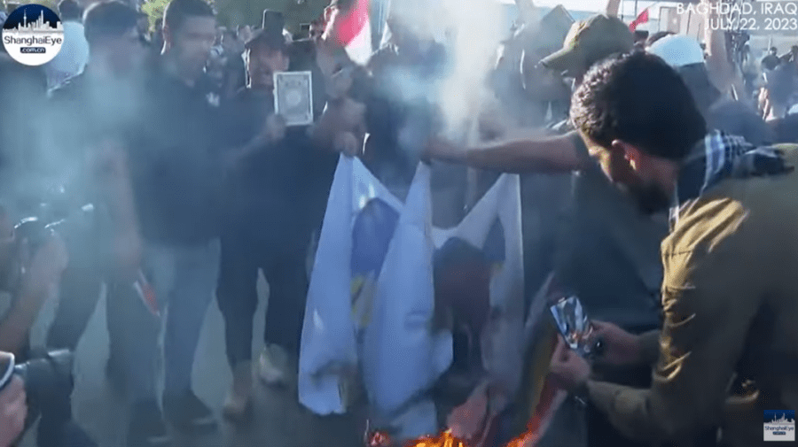 VIDEO Un grup de protestatari a ars un exemplar al Coranului deja în faţa ambasadei Irakului din Danemarca