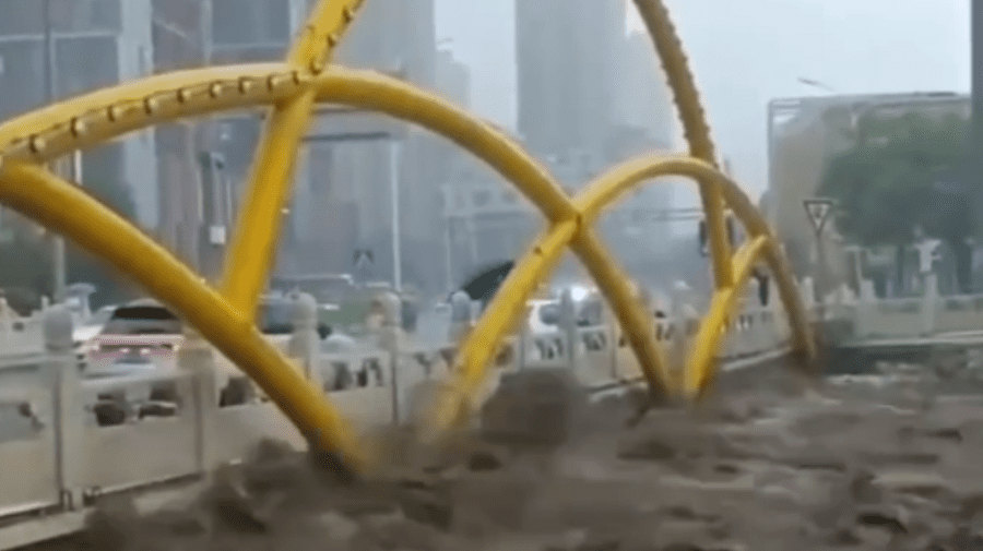 Mașini luate de ape, oameni salvați în ultima clipă… Imagini dramatice de la Beijing. Sunt cel puțin doi morți!