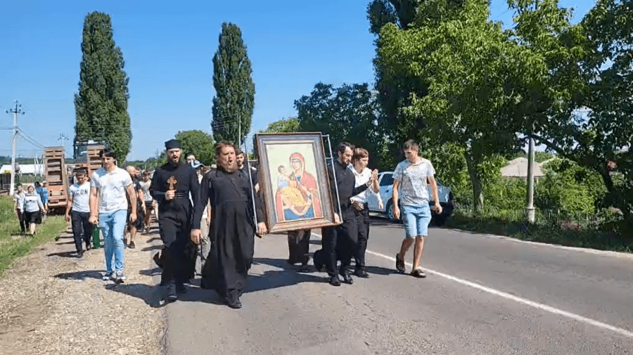 VIDEO Zeci de enoriaşi au pornit în „Drumul Crucii” prin jurul orașului Soroca! Va continua și marți