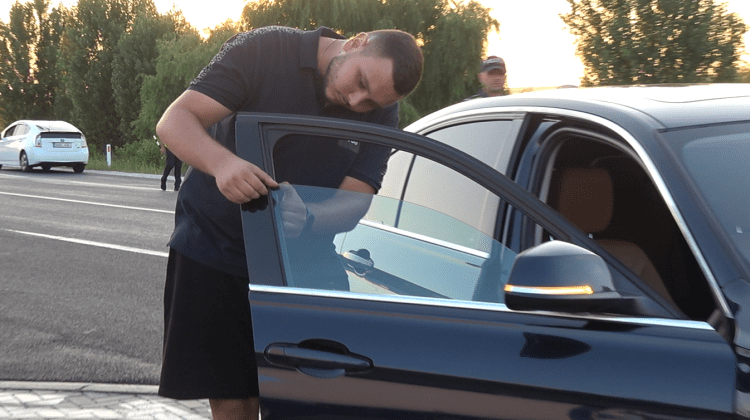 VIDEO Un moldovean s-a crezut șmecher când și-a pus folii fumurii pe BMW. Ce s-a întâmplat când l-a oprit poliția