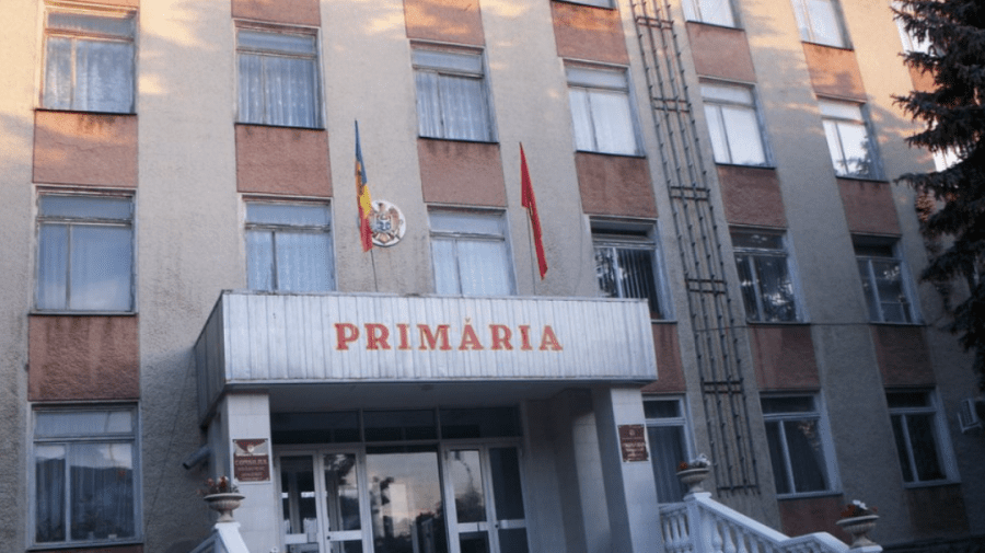 S-a întâmplat în Primăria de la Sîngerei: O femeie a fost amenințată cu pistolul