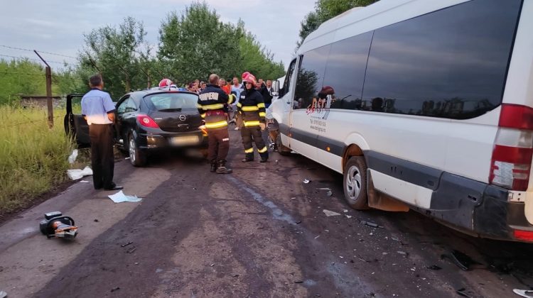 Plan roșu de intervenție în România. Mai multe persoane rănite, în urma unui accident cu microbuz de linie