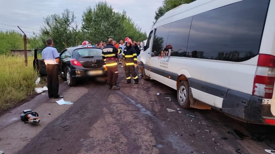 Plan roșu de intervenție în România. Mai multe persoane rănite, în urma unui accident cu microbuz de linie