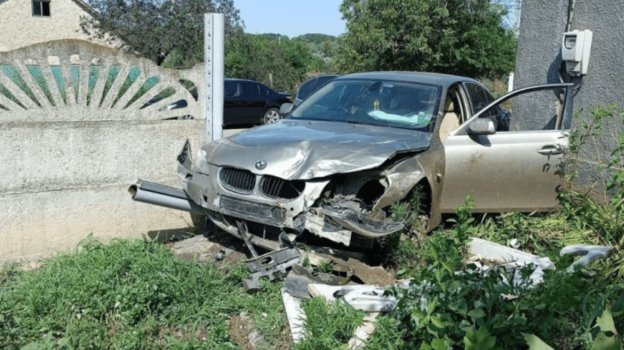 FOTO Șoferul unui BMW a intrat în gardul Sectorului Poliției de Frontieră Brînza. Detalii despre impact