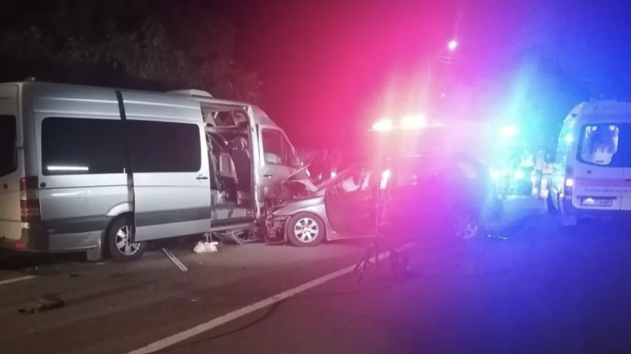 FOTO Accident grav în România, cu implicarea unui microbuz condus de un moldovean! A intervenit echipa de descarcerare