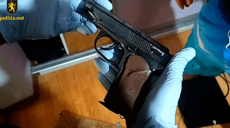 VIDEO Arme și cartușe – deținute ilegal de patru bărbați. Poliția din Orhei spune ce riscă indivizii