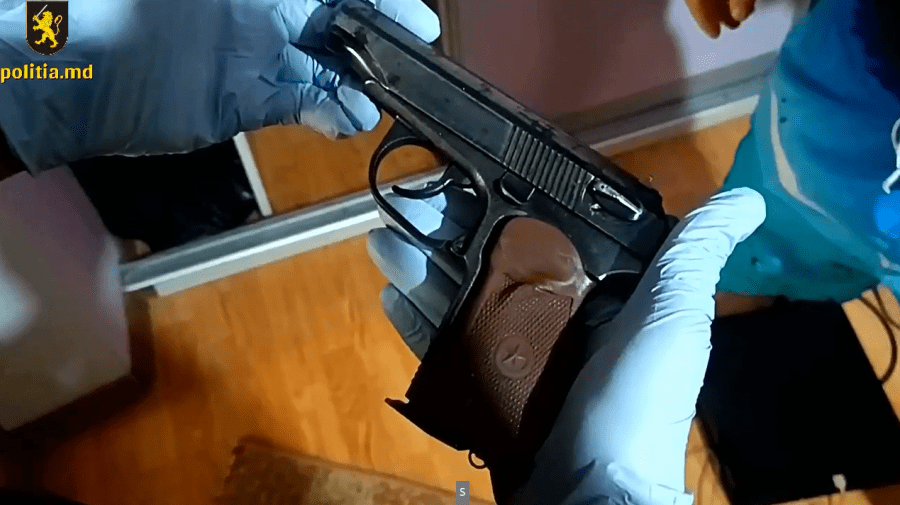 VIDEO Arme și cartușe – deținute ilegal de patru bărbați. Poliția din Orhei spune ce riscă indivizii
