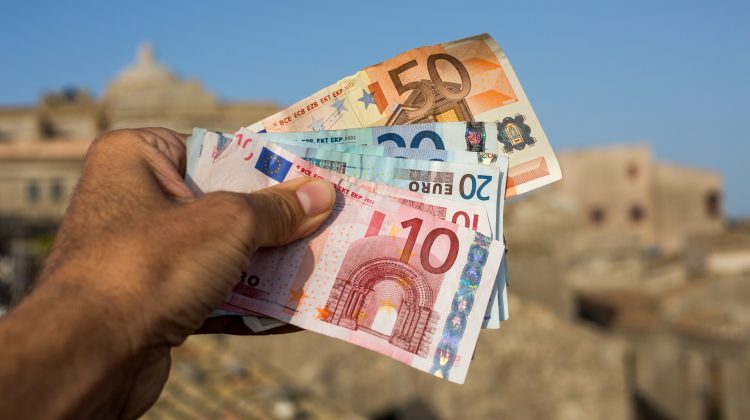 CURS VALUTAR 20 iulie: Euro și dolarul se prăbușesc! Moneda europeană se ieftinește cu 31 de bani