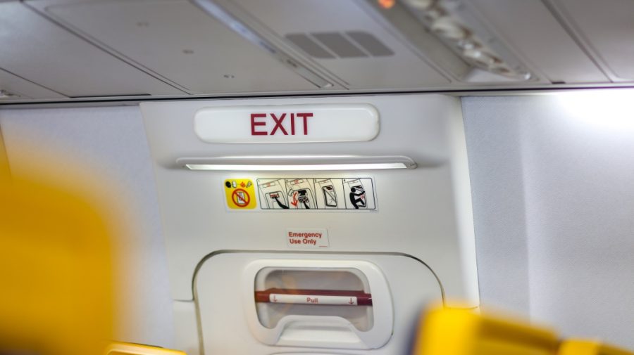 Un bărbat a încercat să deschidă în zbor ușa de urgență a avionului pentru „a vedea dacă funcționează”
