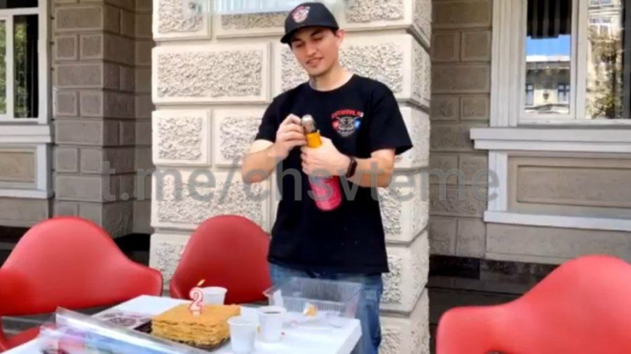 VIDEO Tort, vin spumant și lumânări: Un blogger sărbătorește demisia Anei Revenco, în fața clădirii MAI