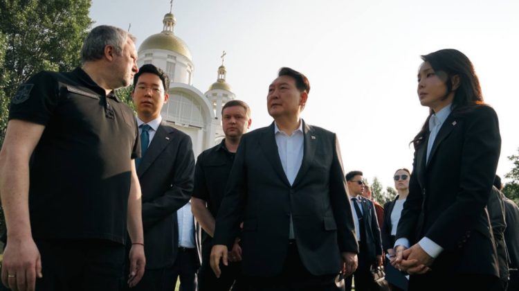 FOTO Președintele Coreei de Sud întreprinde o vizită neanunțată în Ucraina. Liderul de la Seul a fost la Bucea și Irpin