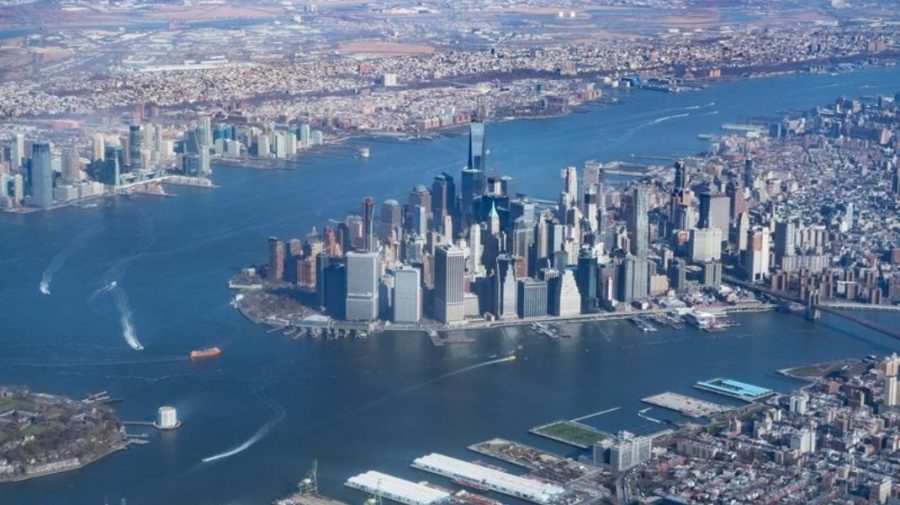VIDEO Momentul în care o macara care luase foc s-a rupt și s-a prăbuşit pe un bulevard din New York. Șase oameni răniți