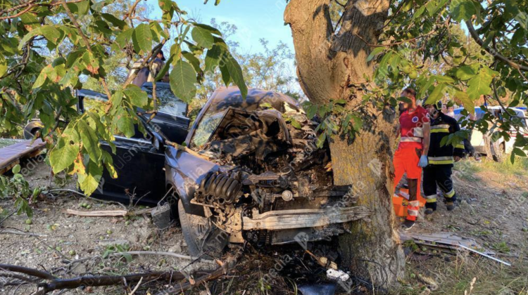 FOTO Tragedie la Leova! Un tânăr a murit în ambulanță, după ce s-a izbit cu mașina într-un copac