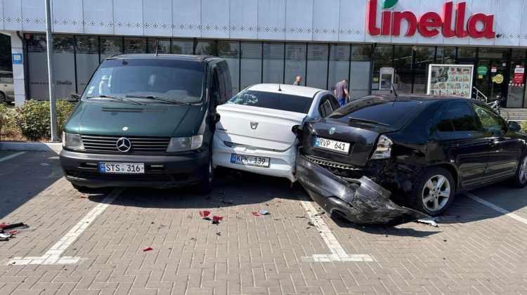 FOTO din sectorul Buiucani! Șoferița unui Audi a avariat patru mașini parcate regulamentar