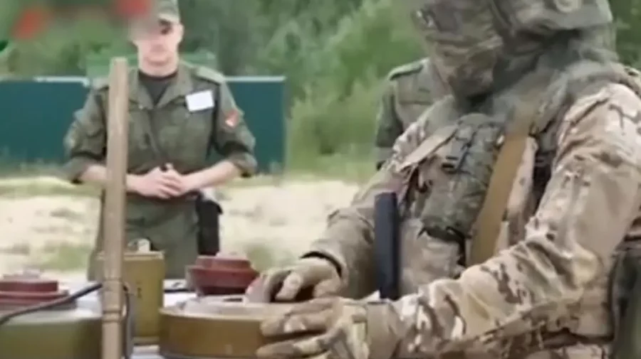 Mercenari Wagner ale căror fețe sunt acoperite instruind militarii din Belarus – VIDEO